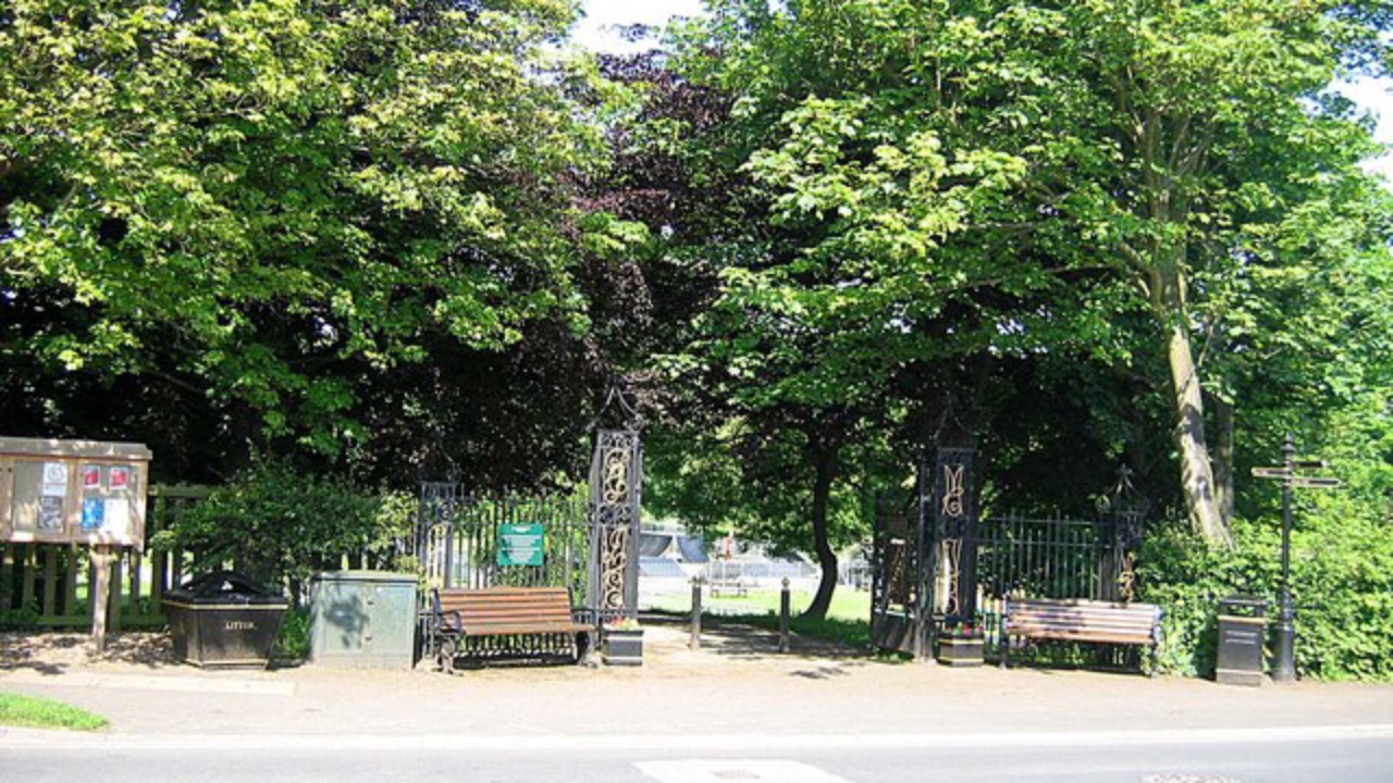 Hall Garth Skatepark: Entrance to Hall Garth Park