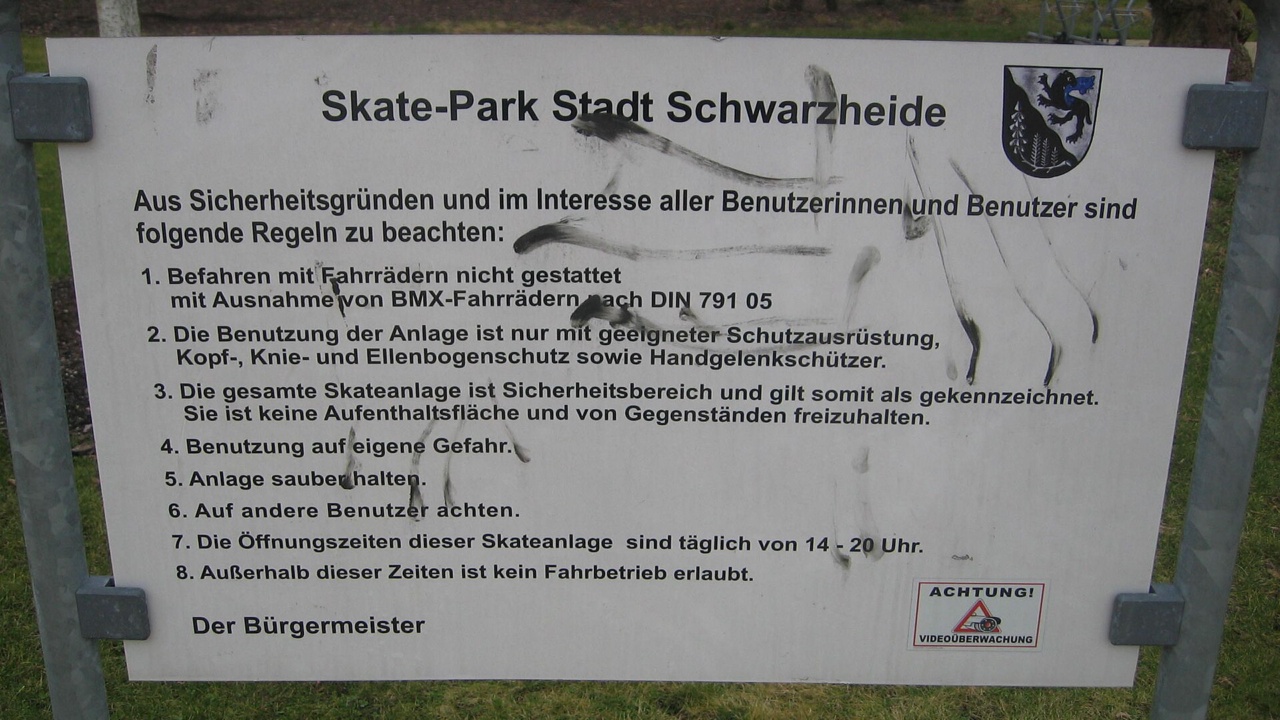 Skateboard und BMX Areal: Schwarzheide, Informationstafel Sicherheitsregeln Skate-Park vor dem Begegnungszentrum