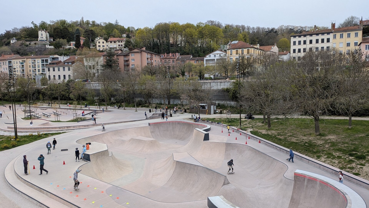 Skatepark: Caluire-et-Cuire - Skatepark dédié à la compétition - Vu depuis la passerelle de la Paix