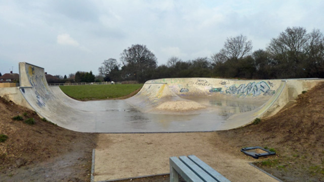 Skatepark: Skateboard park, Carpenders Park