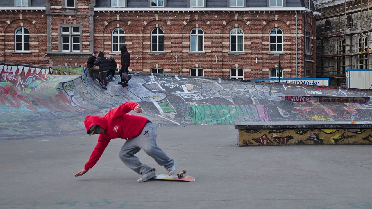 Skatepark des Ursulines: Skateboarder landing on the ground at Skatepark des Ursulines in Brussels (DSCF4506)