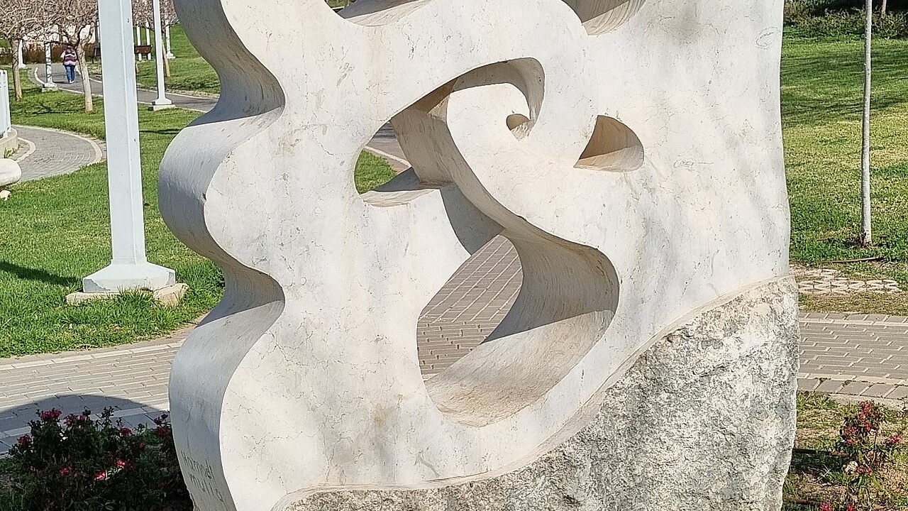 Modiin Skatepark: Sculpture by Hamodi Mulla close to Moriah Skatepark Modiin 2017
