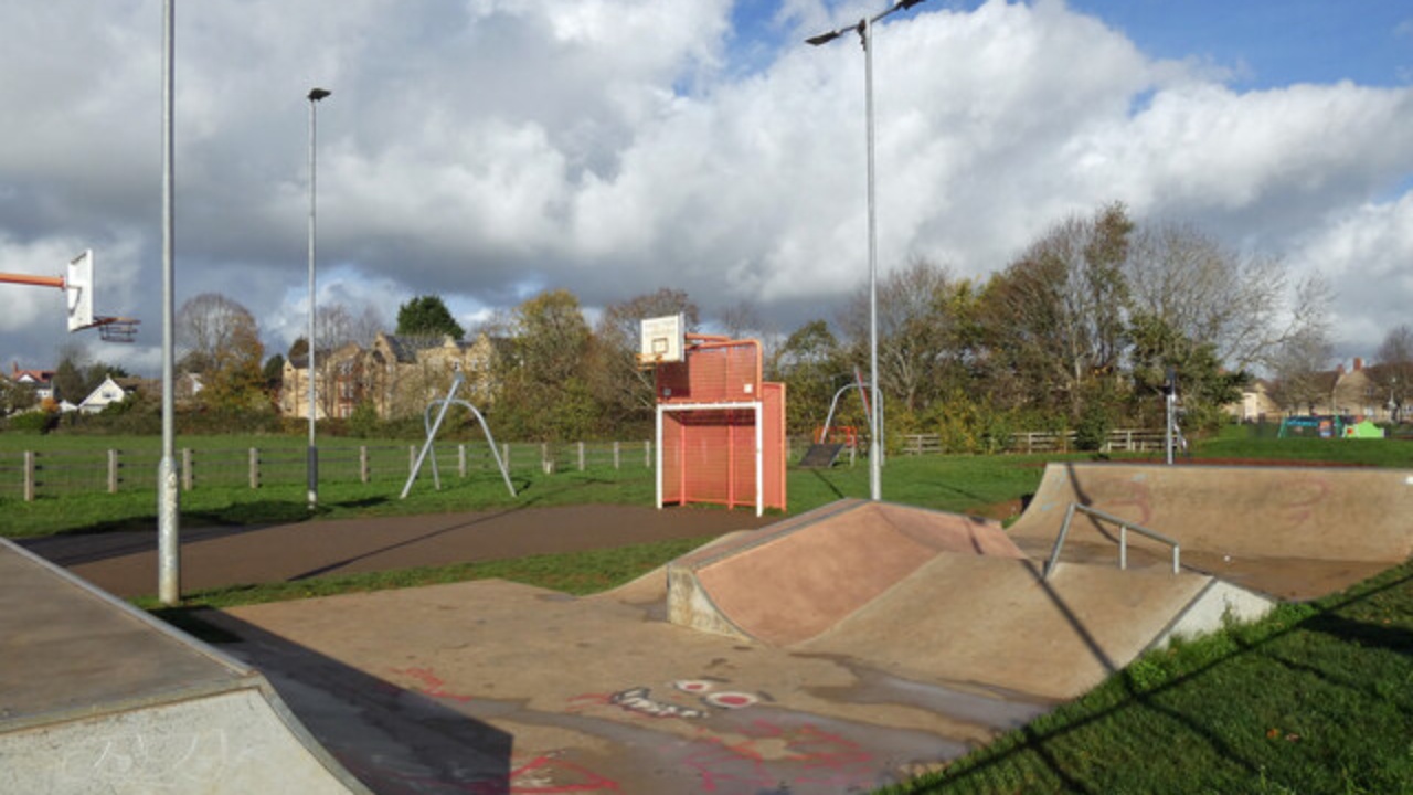 Skatepark: Madley Park Skate Park