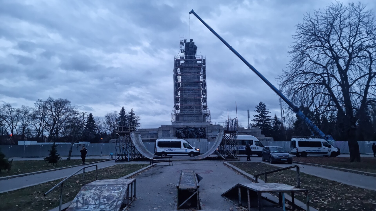 Old City Center plaza: Monument of the Soviet army Skatepark 001