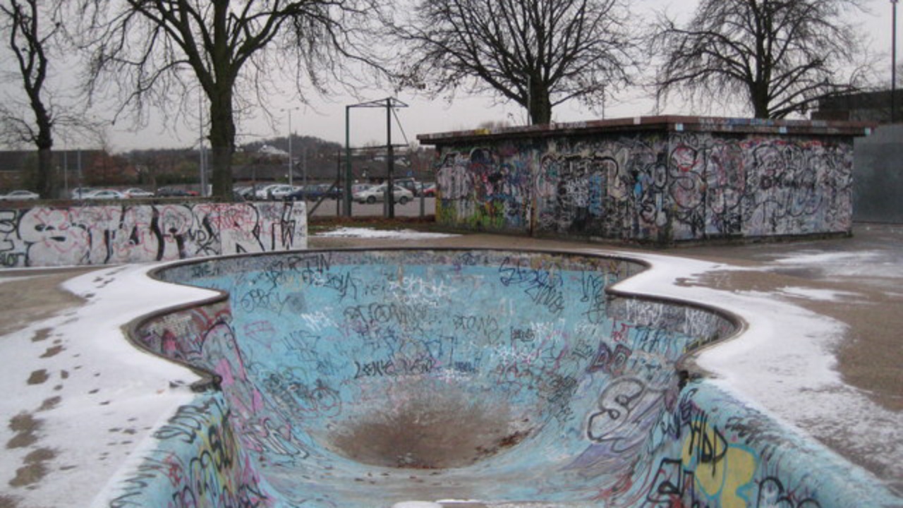 Skatepark: Wealdstone: Byron Park skateboard pit