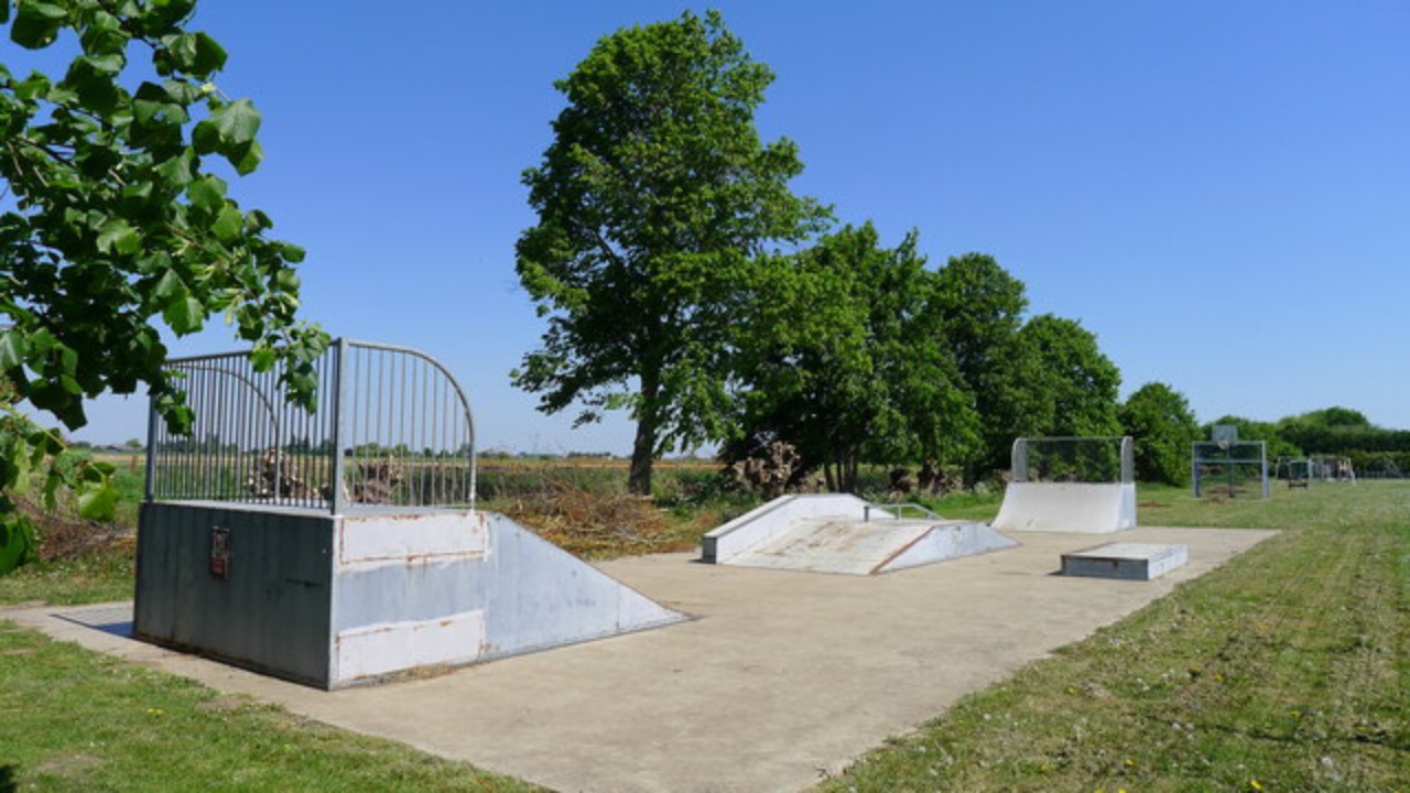 Christchurch Skatepark: Skatepark on playing fields north of Christchurch