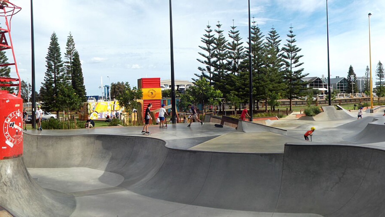 Esplanade Youth Plaza: Esplanade Park and Tourist Wheel Fremantle 02