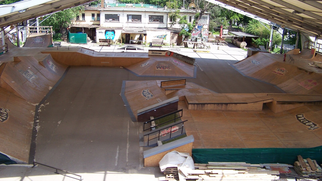 Mystic Skatepark Štvanice: Mystic Scate Park Štvanice, z vlaku