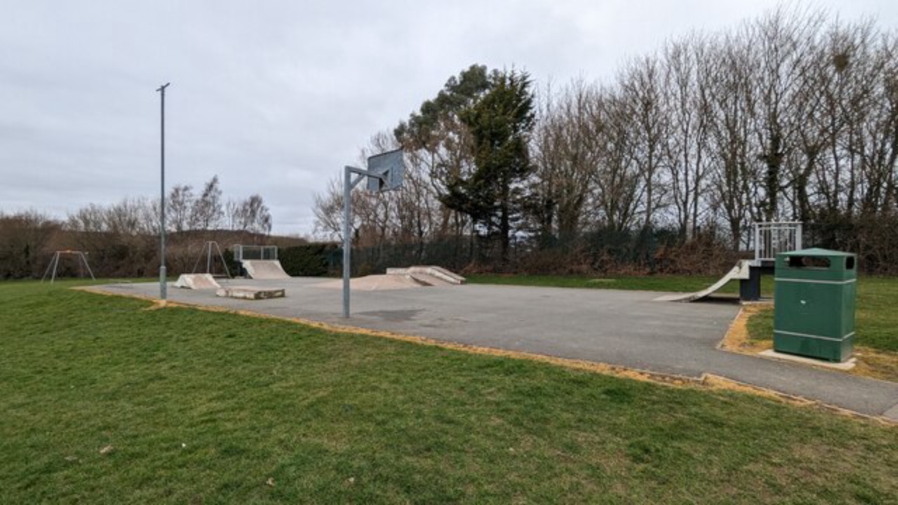 Meadow Rise Skatepark: Skatepark near Eastern Oswestry Community Centre