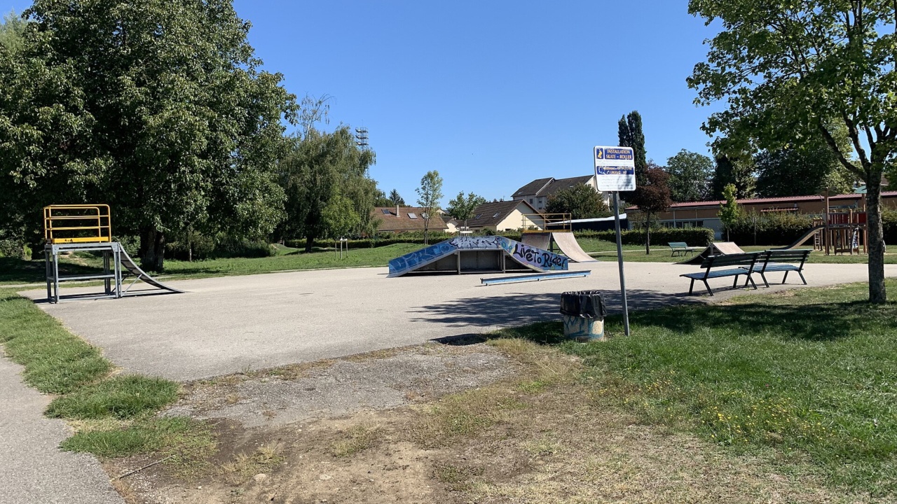 Skatepark: Espace de loisirs Stéphane Bruey (Belley) - skate park