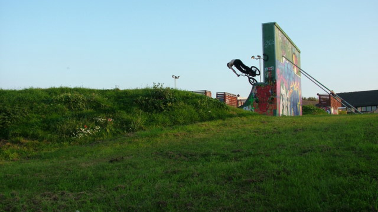 Skatepark: Airborne cyclist