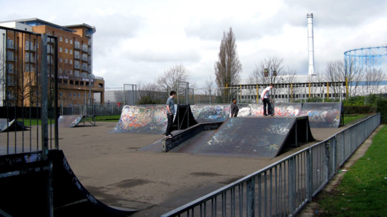 Wandle Park Skatepark: Croydon: Skateboard area in Wandle Park